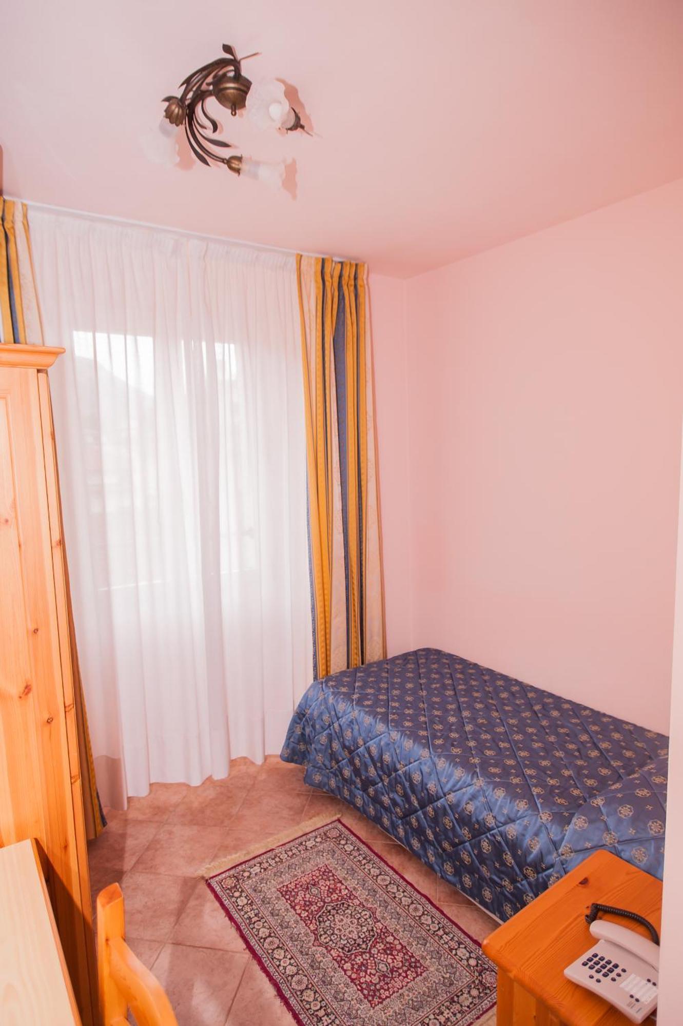 Hotel Vittoria Riva del Garda Cameră foto